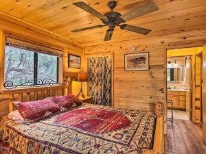 Southwestern Heber Cabin w/ Deck & Hot Tub!