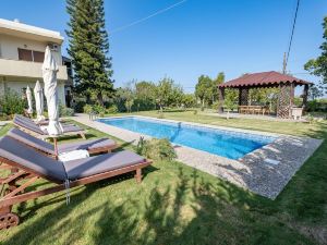 Euphoria Home for 6 with Pool and Garden