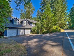 Beautiful Wine Country Home w/ Hot Tub & Lake View