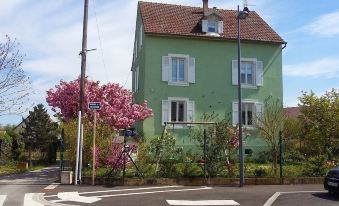 Quiet Apartment with Parking and Garden