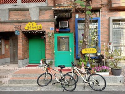 Surroundings Water Embankment Coffee Houses Photo