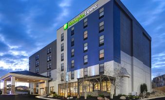 Holiday Inn Express & Suites Central Omaha