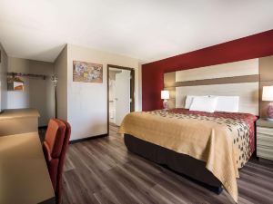 Econo Lodge Inn & Suites