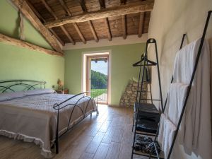 Charming Alessandria Retreat with Queen-sized Bed & Shared Outdoor Pool