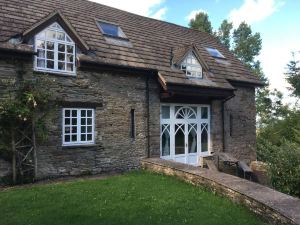 Beautiful 6-Bed Home in Brecon