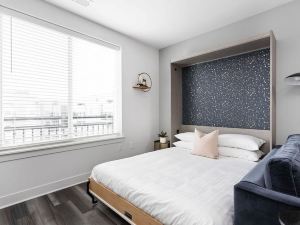 Stylish Downtown Studio by Cozysuites