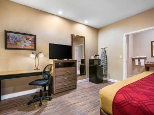 Econo Lodge Inn & Suites