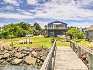 Bayfront Chincoteague Getaway w/ Fire Pit!