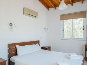 Villa Aphrodite: Large Private Pool, Walk to Beach, A/C, WiFi