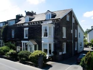 Holly Lodge Guest House with Free Off Site Health Club