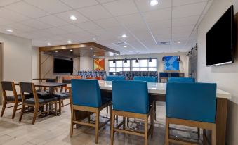 Holiday Inn Express & Suites Central Omaha