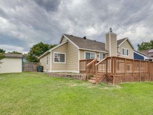 11 Mi to Denver Pet-Friendly Home in Thornton!