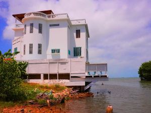 See Belize Poolside Sea View Economy Room with Infinity Pool & Overwater Deck