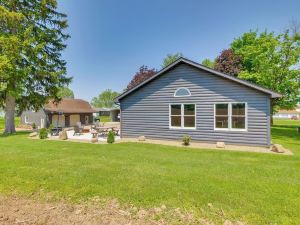 Spacious Massillon Log Cabin w/ Fire Pit!