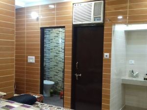 Posh, Nice Foreigner Area Lajpat Ngar Luxury Room