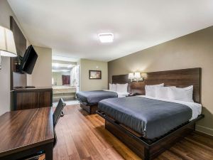 Econo Lodge Inn & Suites University