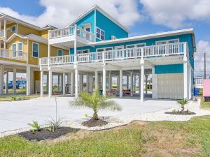 Pet-Friendly Freeport Beach House Walk to Shore