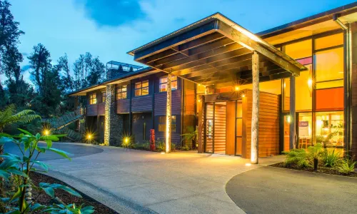 Te Waonui Forest Retreat