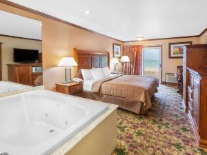 Ramada by Wyndham Mackinaw City Waterfront