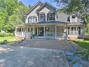 Creekside Brevard Home < 1 Mi to Downtown!