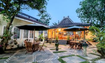 a courtyard with a gazebo and several chairs arranged around it , creating a cozy atmosphere at Home 88 Feels Like Home