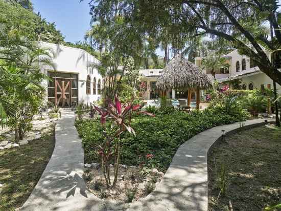 Paradise Beach Lodge Hotel Exterior