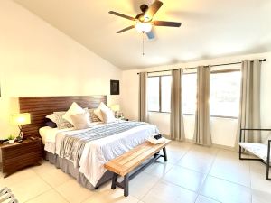 Modern 1 Bedroom King Suite - Close to everything - Roof top patio