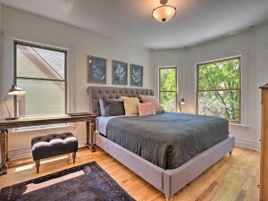 Classic Oak Park Home, 11 Mi to Downtown Chicago!