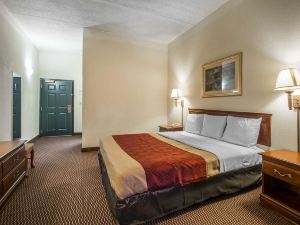 Econo Lodge Inn & Suites