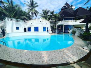 Lovely 5-Bed Room House with a Swimming Pool