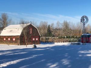 Redmond Farmhouse on 2 Acres w/ Deck & Grill!