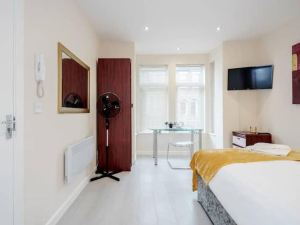 Bedford Hospital Studio Apartment - Victoria A