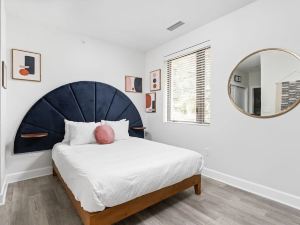 Sleek Studio Unit Near Broad Ripple by Cozysuites