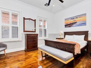 Noir Cottage | Glenelg North | 3BR | Netflix| BBQ