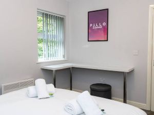 Lovely One-bedroom Serviced Apartment in Eccles