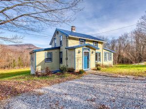 Catskills Cottage w/ Deck, 7 Mi to Hunter Mtn