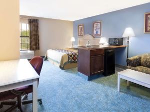 Super 8 by Wyndham Freeport