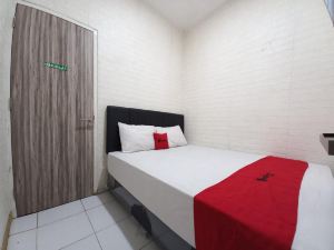 RedDoorz at Luxury Homestay near Kantor Regional II BKN Surabaya