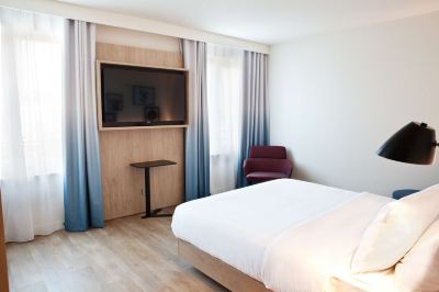 KING ACCESSIBLE ROOM WITH SOFA BED Hampton by Hilton Regensburg Photo