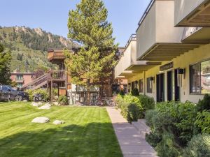 Aspen Townhouse East by Frias Properties