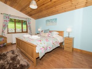 Skylark Lodge with Hot Tub Near Cupar, Fife