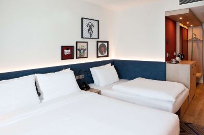 KING ACCESSIBLE ROOM WITH SOFA BED Hampton by Hilton Regensburg Photo