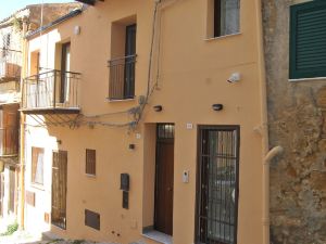 Agrigento Centre - 1-Bed Apartment - Sleeps 4