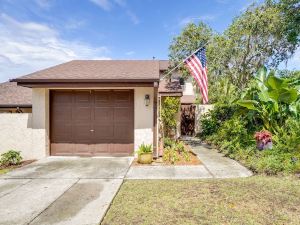 Walk to Restaurants: Downtown Leesburg Townhome!