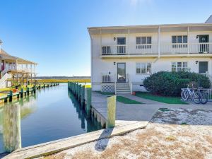 3 Mi to Beach: Waterfront Condo in Chincoteague!