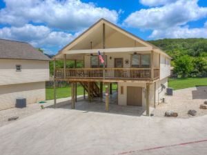 Let's Go Tubing! Awesome House-Next to River!