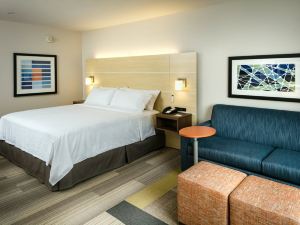 Holiday Inn Express & Suites Medford