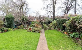 New Stylish 1 Bedroom Flat with Garden London