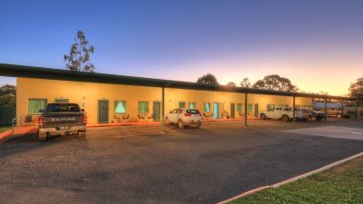 Parking Lot Motel Carnarvon Photo