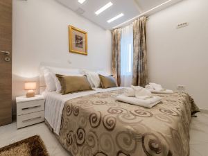 Good Life, Luxury Seafront Apartment